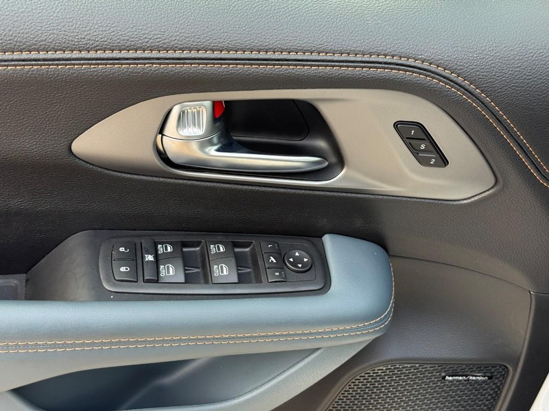 Chrysler Pacifica Vehicle Full-screen Gallery Image 13