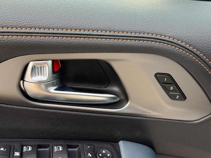 Chrysler Pacifica Vehicle Full-screen Gallery Image 14