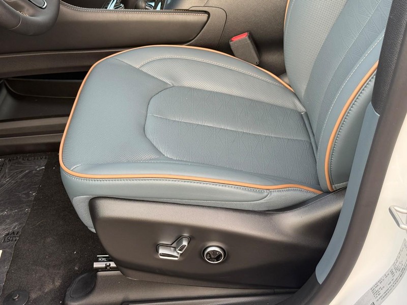 Chrysler Pacifica Vehicle Full-screen Gallery Image 15