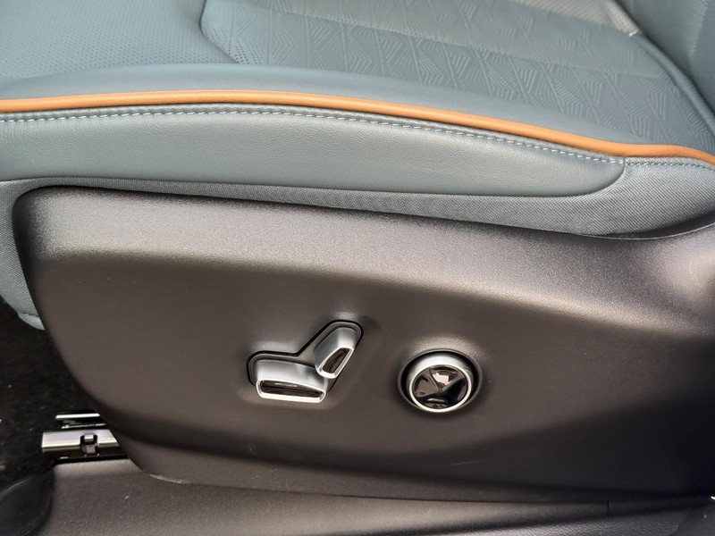 Chrysler Pacifica Vehicle Full-screen Gallery Image 16