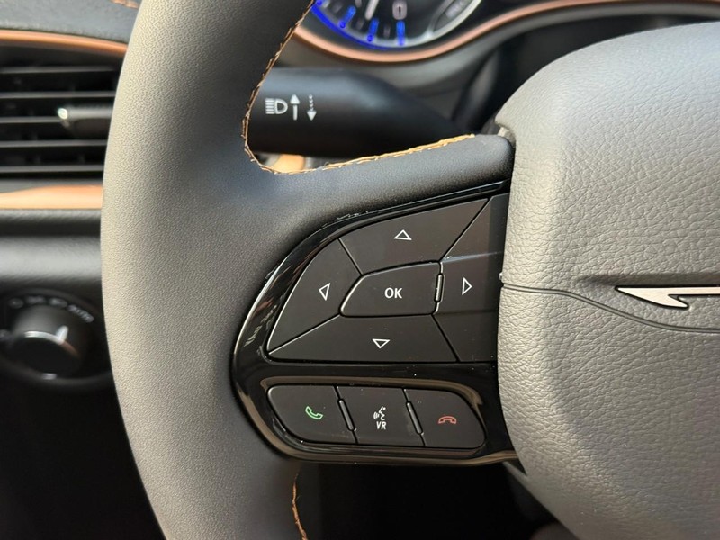 Chrysler Pacifica Vehicle Full-screen Gallery Image 17