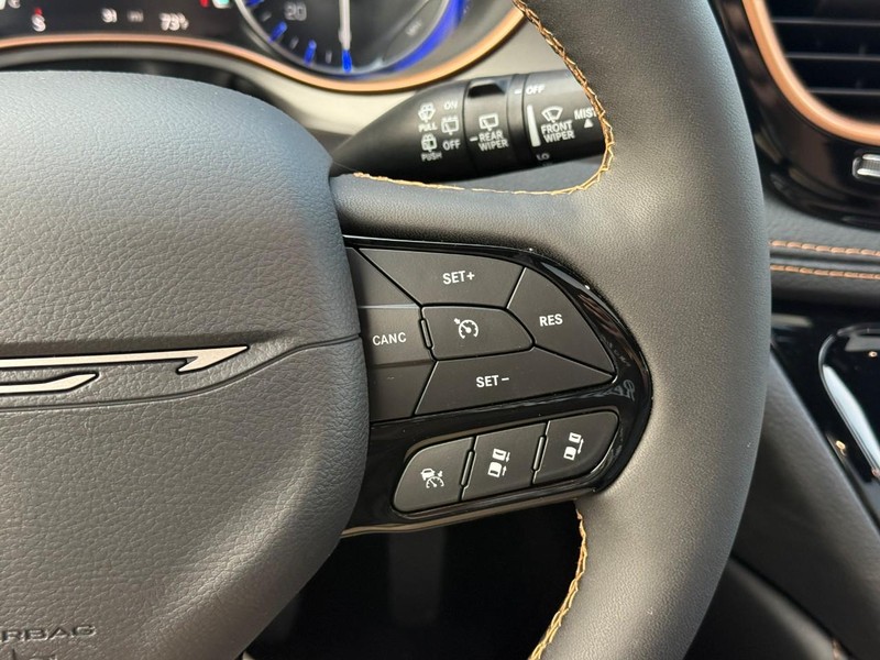 Chrysler Pacifica Vehicle Full-screen Gallery Image 18
