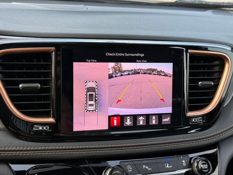 Chrysler Pacifica Vehicle Full-screen Gallery Image 20