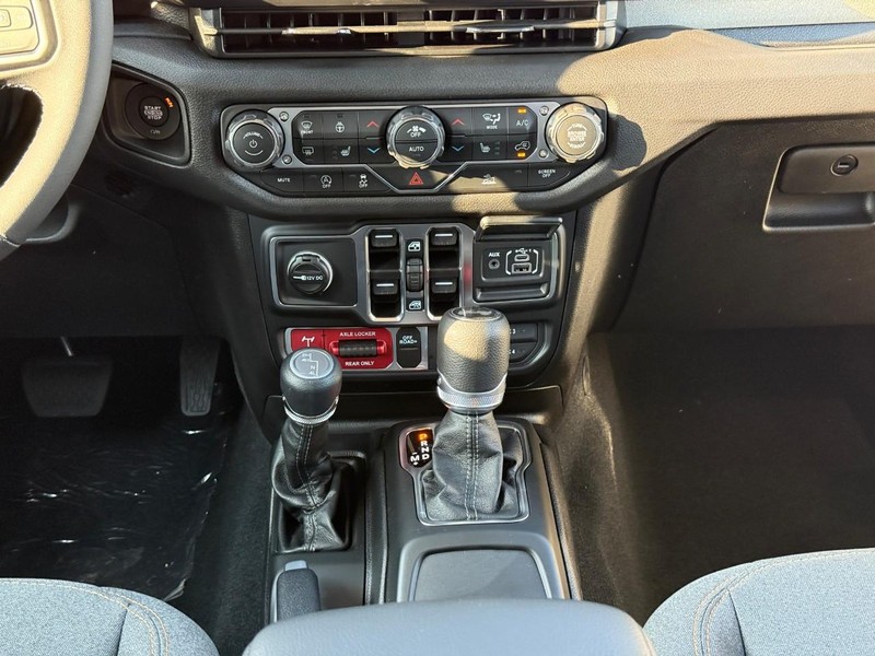 Jeep Wrangler Vehicle Image 12