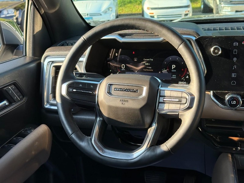 GMC Canyon Vehicle Image 15