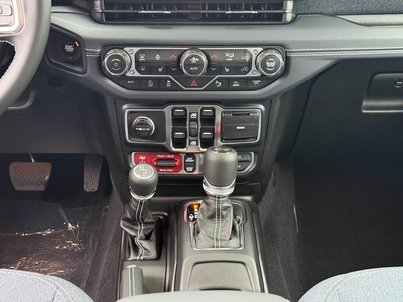 Jeep Wrangler Vehicle Image 12