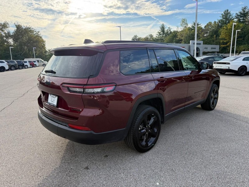 Jeep Grand Cherokee L Vehicle Image 11