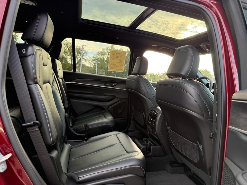 Jeep Grand Cherokee L Vehicle Image 14