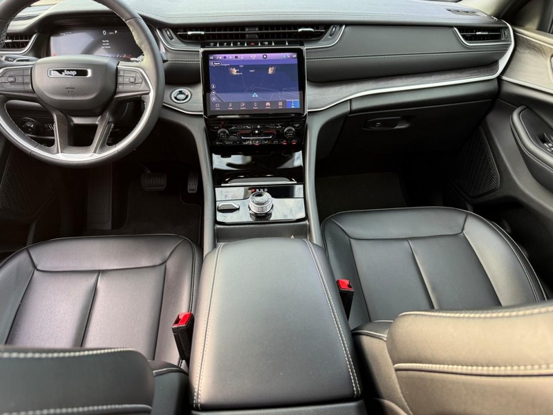 Jeep Grand Cherokee L Vehicle Image 16