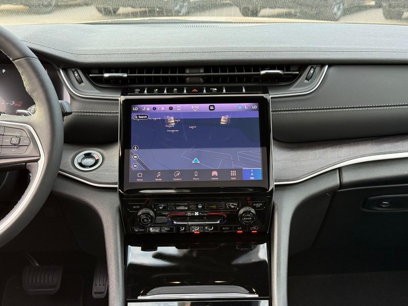 Jeep Grand Cherokee L Vehicle Image 18