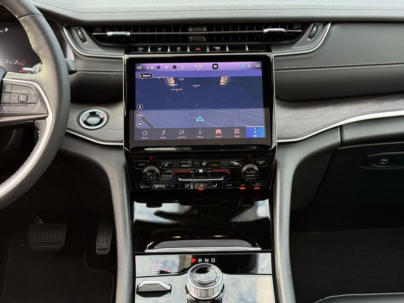 Jeep Grand Cherokee L Vehicle Image 19