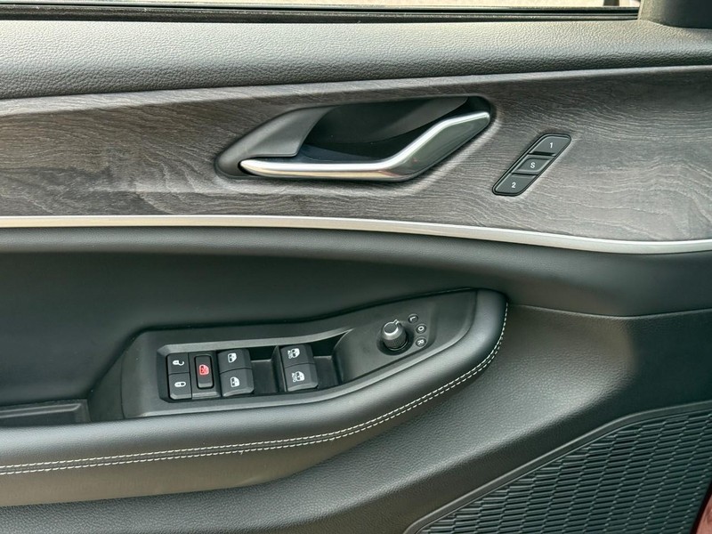 Jeep Grand Cherokee L Vehicle Image 21