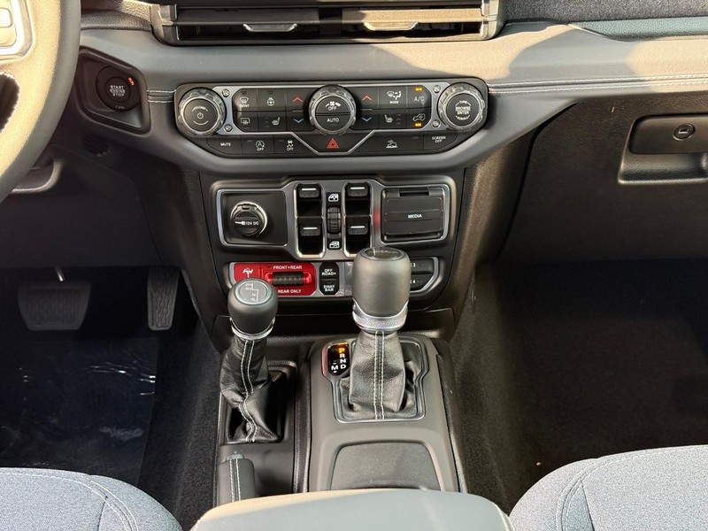 Jeep Gladiator Vehicle Image 12