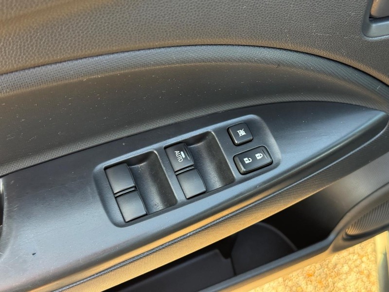 Mitsubishi Mirage Vehicle Image 18