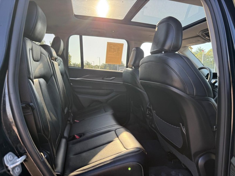 Jeep Grand Cherokee Vehicle Full-screen Gallery Image 6