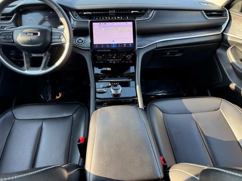 Jeep Grand Cherokee Vehicle Full-screen Gallery Image 7