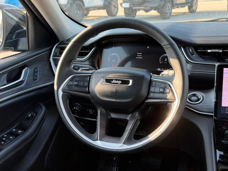 Jeep Grand Cherokee Vehicle Full-screen Gallery Image 8