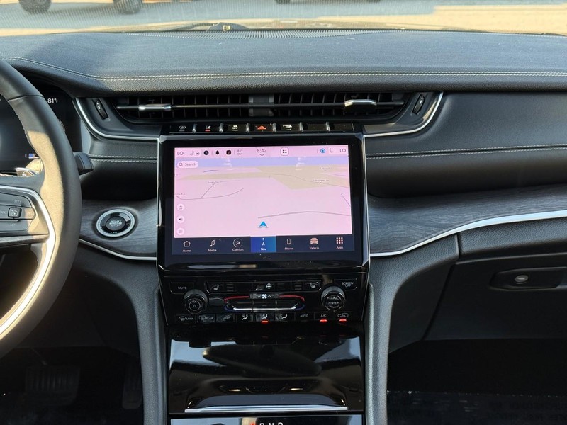 Jeep Grand Cherokee Vehicle Full-screen Gallery Image 9