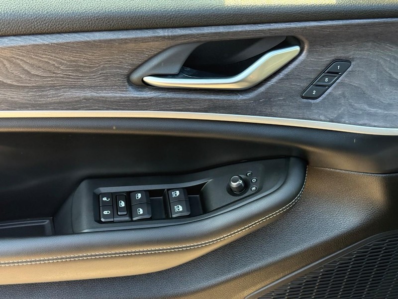 Jeep Grand Cherokee Vehicle Full-screen Gallery Image 11