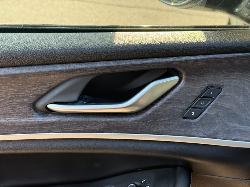 Jeep Grand Cherokee Vehicle Full-screen Gallery Image 12