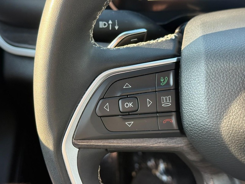 Jeep Grand Cherokee Vehicle Full-screen Gallery Image 15