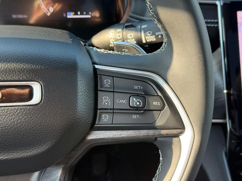 Jeep Grand Cherokee Vehicle Full-screen Gallery Image 16