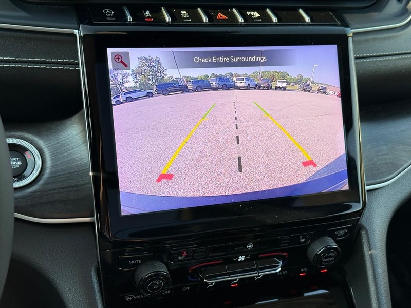 Jeep Grand Cherokee Vehicle Full-screen Gallery Image 19