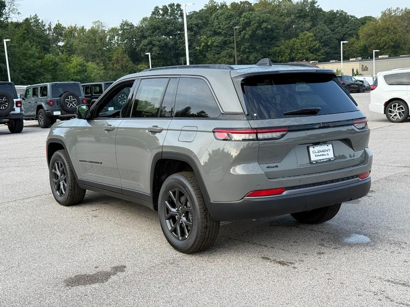 Jeep Grand Cherokee Vehicle Image 04