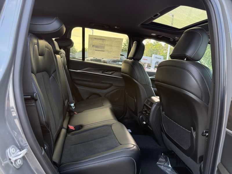 Jeep Grand Cherokee Vehicle Image 05