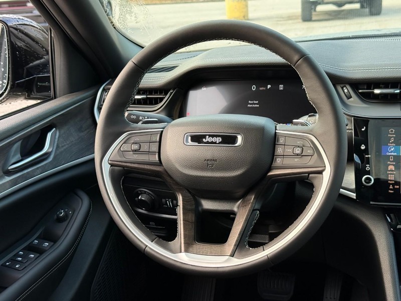 Jeep Grand Cherokee Vehicle Image 08