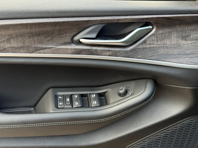 Jeep Grand Cherokee Vehicle Image 13