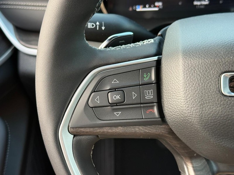 Jeep Grand Cherokee Vehicle Image 16