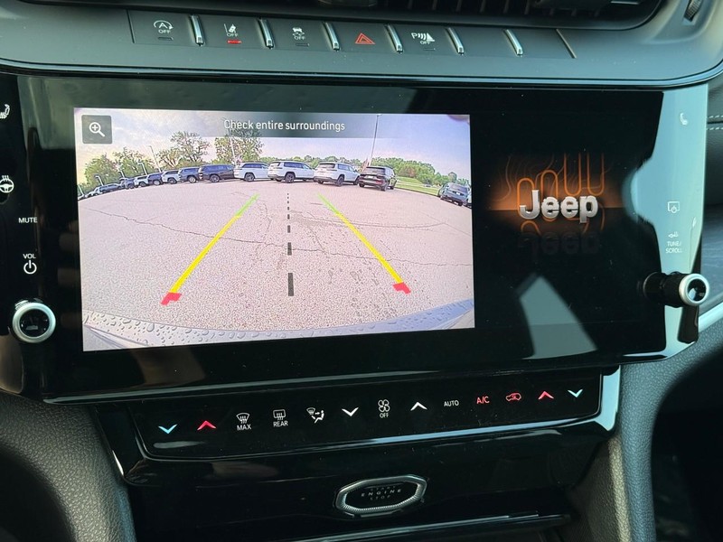 Jeep Grand Cherokee Vehicle Image 19