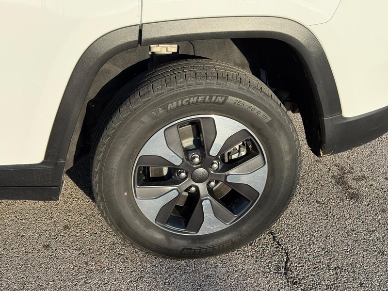Jeep Grand Cherokee 4xe Vehicle Image 05