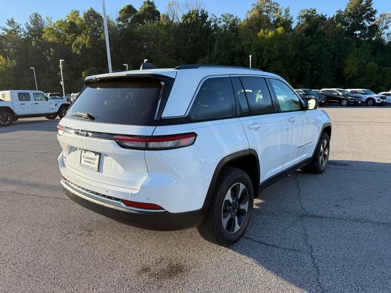 Jeep Grand Cherokee 4xe Vehicle Image 09