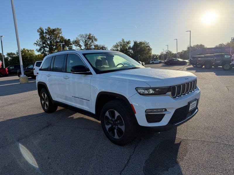 Jeep Grand Cherokee 4xe Vehicle Image 11