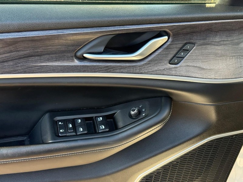 Jeep Grand Cherokee 4xe Vehicle Image 19