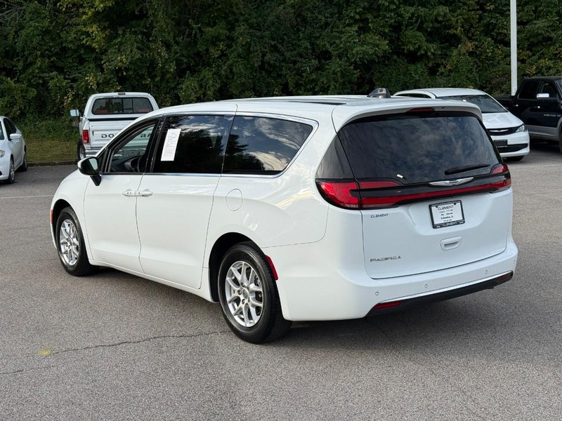Chrysler Pacifica Vehicle Image 03