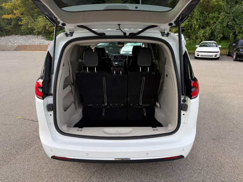 Chrysler Pacifica Vehicle Image 05