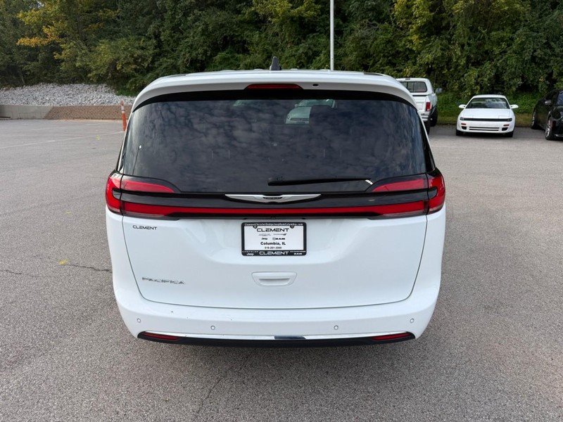 Chrysler Pacifica Vehicle Image 07