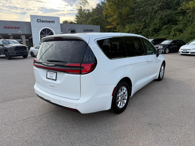 Chrysler Pacifica Vehicle Image 08