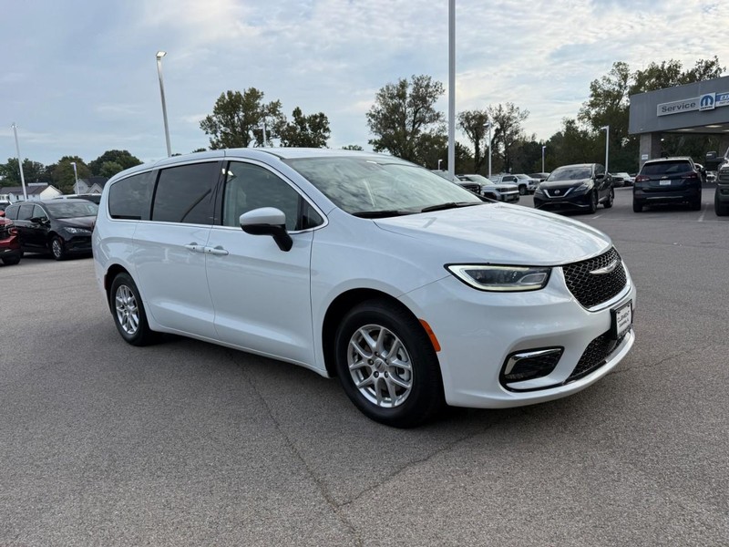 Chrysler Pacifica Vehicle Image 09