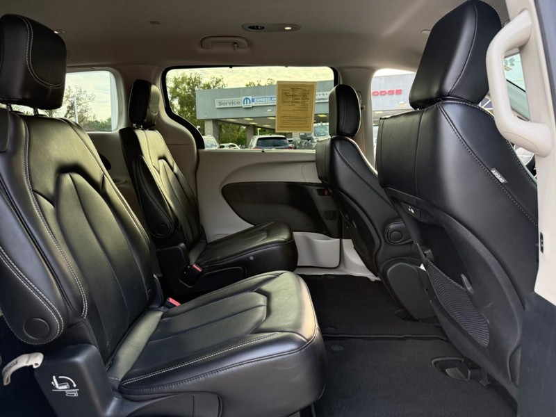 Chrysler Pacifica Vehicle Image 11
