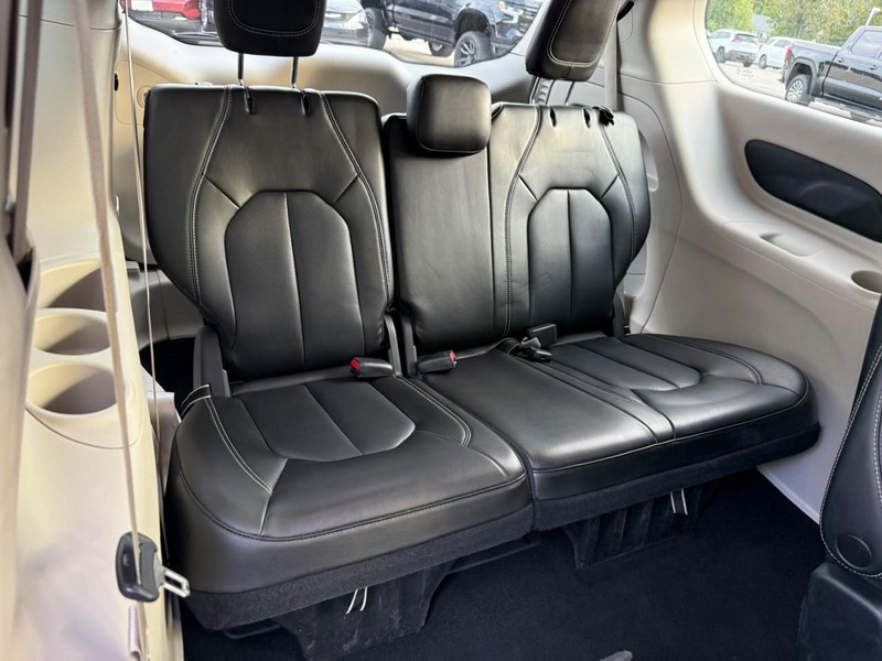 Chrysler Pacifica Vehicle Image 12