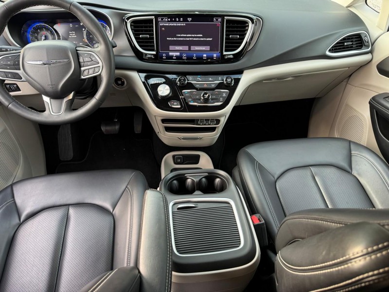 Chrysler Pacifica Vehicle Image 13