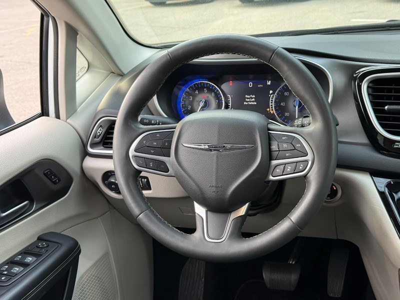 Chrysler Pacifica Vehicle Image 14