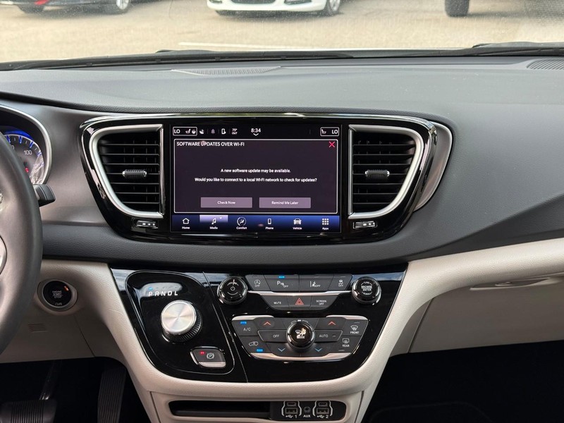 Chrysler Pacifica Vehicle Image 15