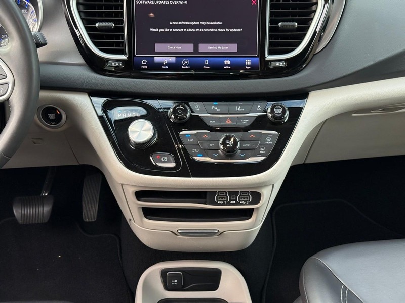 Chrysler Pacifica Vehicle Image 16