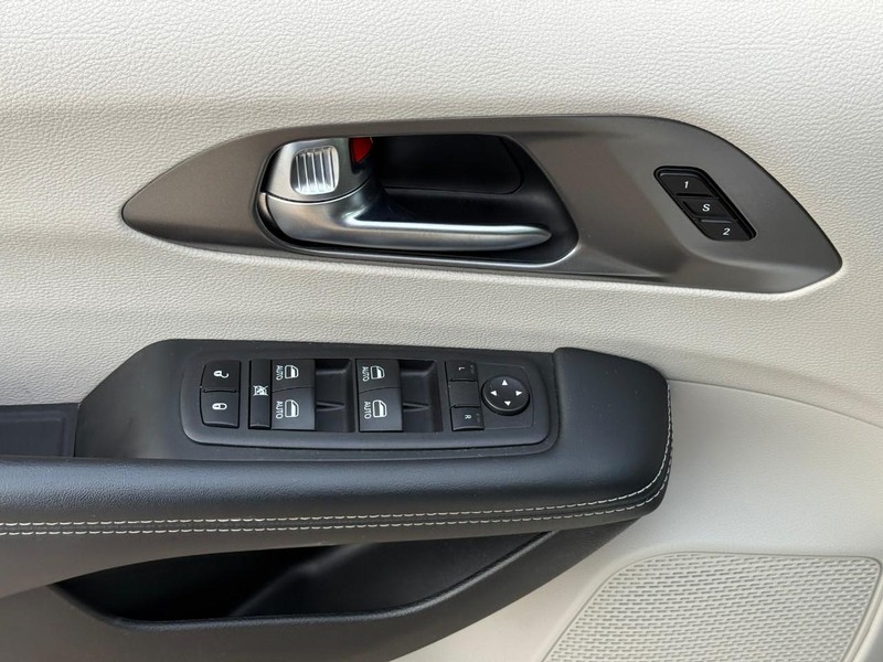Chrysler Pacifica Vehicle Image 17