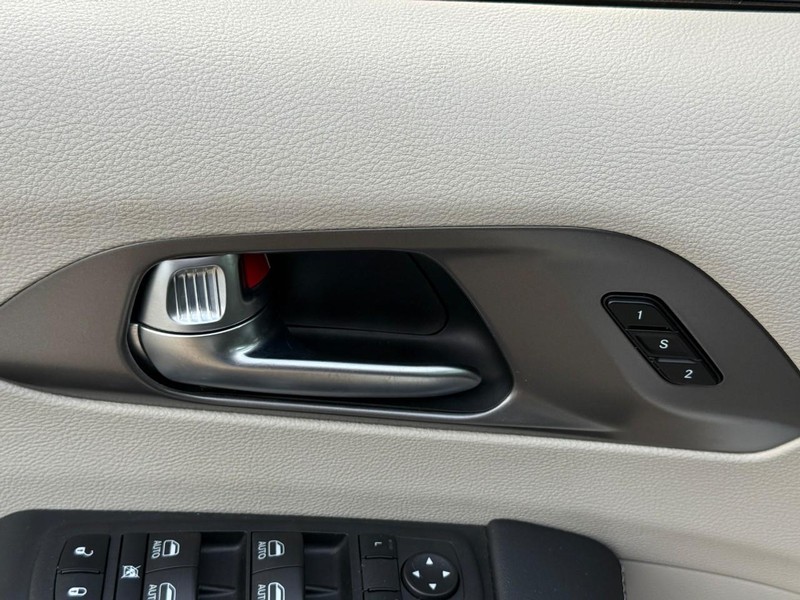 Chrysler Pacifica Vehicle Image 18